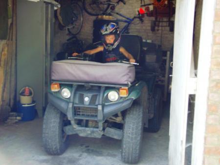 mon fils sur le quad de son copain.