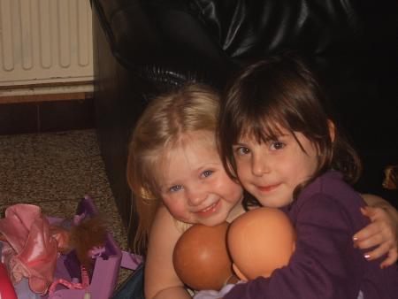 souvenir de photo ma fille et ma filleule je les adoreeeeeeeee