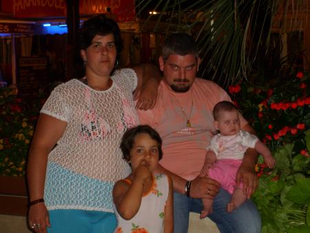 jonathan et olivia et leurs filles.