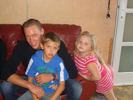 le cousin de mon homme avec mes enfants.
