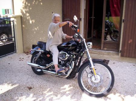 martine sur la harley de mon amis homer.