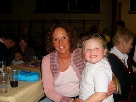 ma belle mere et ma fille qui fais le singe lol
