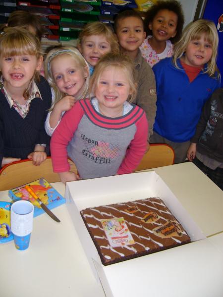 ma fille avec son gateau et ses amis d'ecole 2007