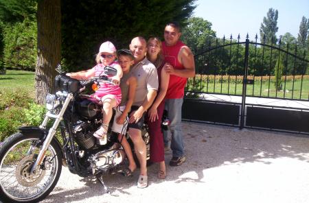 ma petite famille sur la belle becane de mon filou. j'adore cet photo.