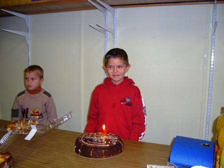 mon fils et son copain de classe avec leur gateau d'anniversaire.