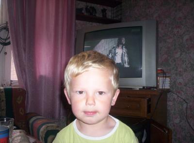 aurelien le petit garcon d'une copine il est trop fort ce ptit bout bisou mon cheri.