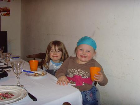 voici oceane et emilie deux ptite copines du meme age.